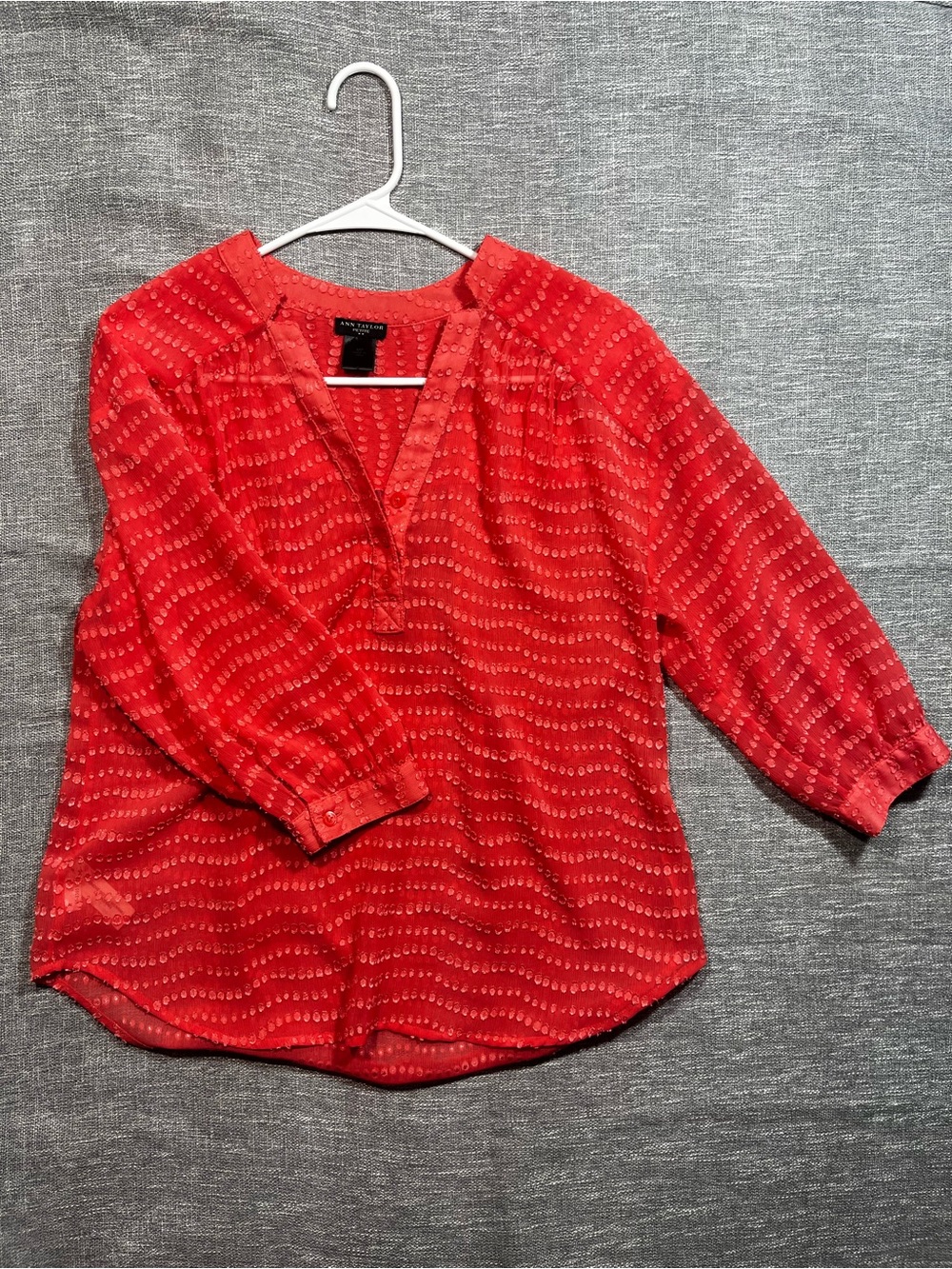Ann Taylor Women's Petite MP Red Polka Dot V-Neck 3/4 Sleeve Button Blouse